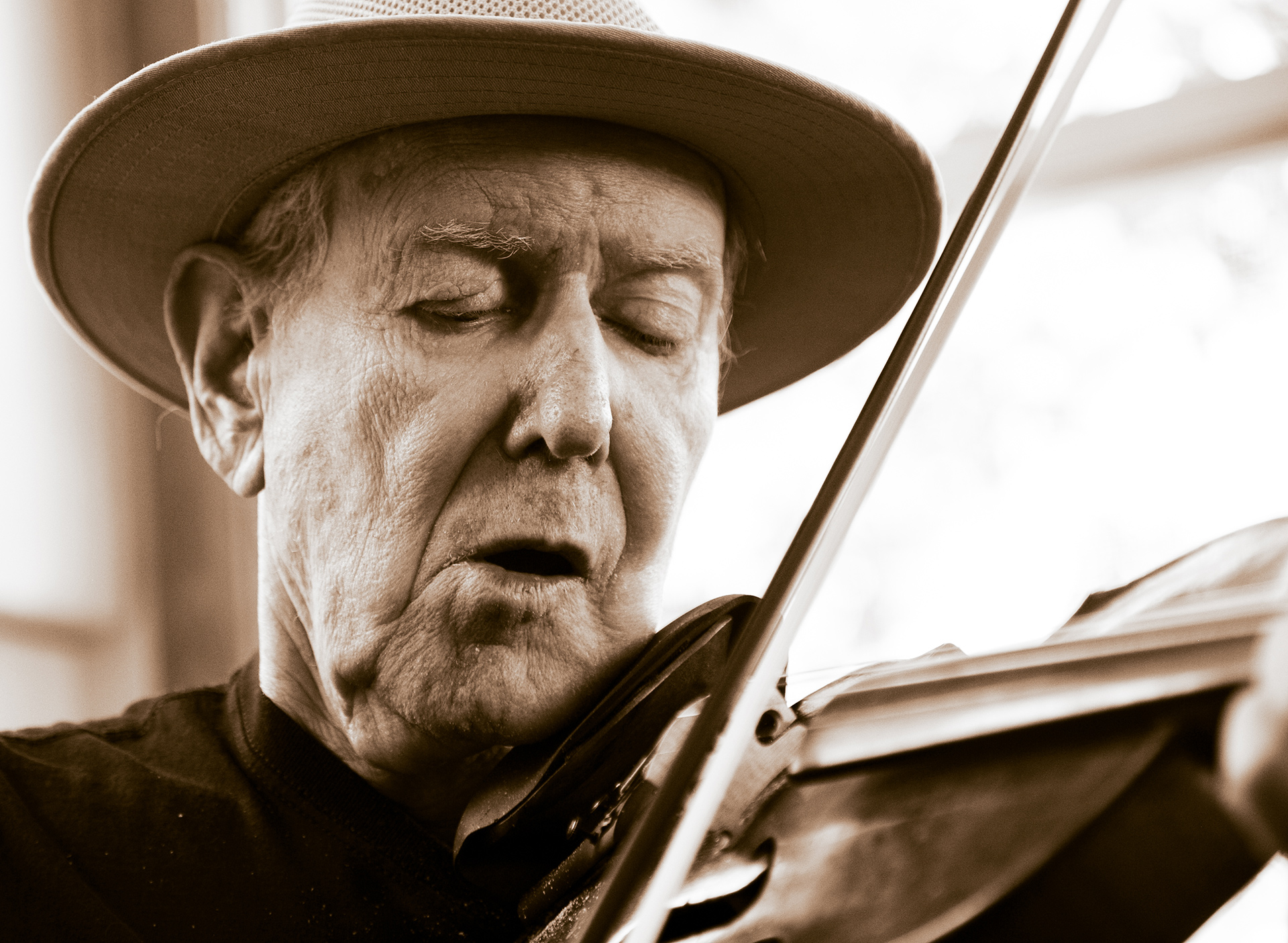 Frank Hamilton on the fiddle